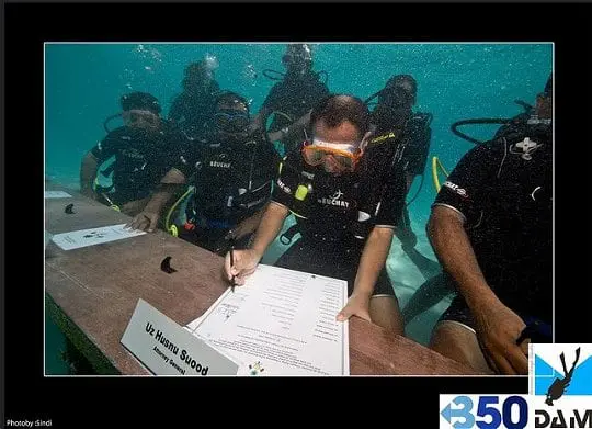 Photo of Maldives signing document underwater