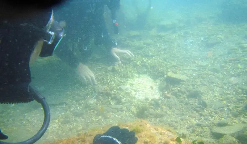 Underwater archaeology off the coast of Italy: ID 39232482 © Danilo Mongiello | Dreamstime.com