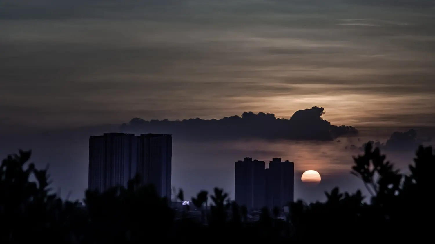 Cloudy sunset over Bankok: Photo 164461363 © Anutr Tosirikul | Dreamstime.com