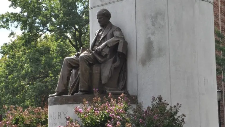 Pathfinder of the Seas statue closeup of Matthew Fontaine Maury: Photo 59798062 / Maury © Ritu Jethani | Dreamstime.com