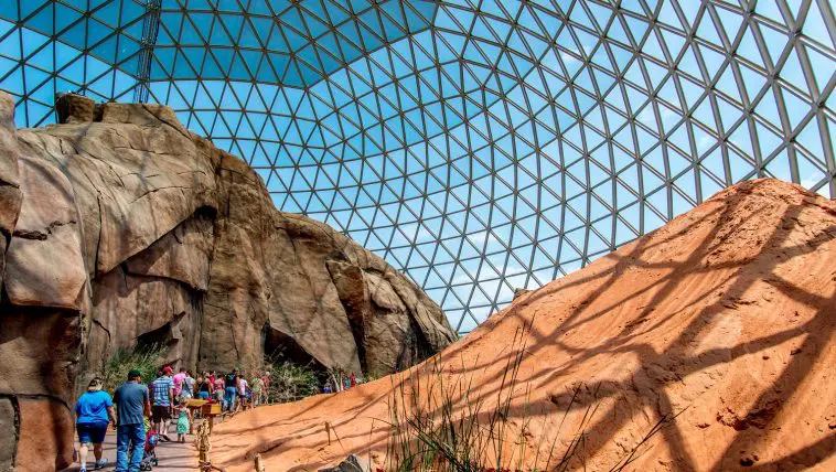 Henry Doorly desert dome: Photo 44380808 / Henry Doorly Zoo © Fotoeye75 | Dreamstime.com