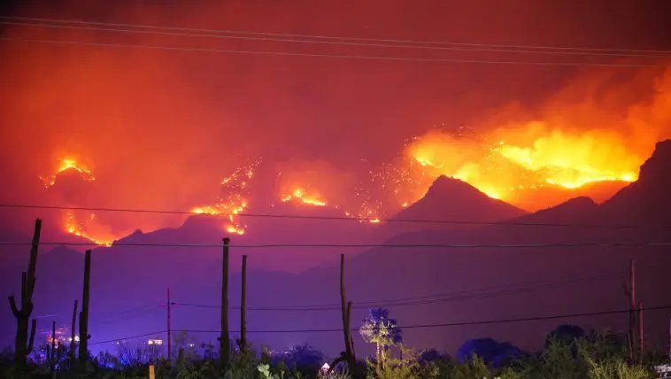 Wildfires on the mountains outside of Tucson, AZ: Photo 186503836 © Jessica Kirsh | Dreamstime.com