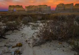 Kansas Monument rocks: Photo 35213019 © Tommy Brison | Dreamstime.com