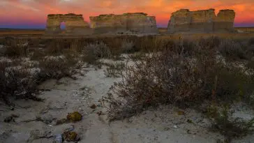 Kansas Monument rocks: Photo 35213019 © Tommy Brison | Dreamstime.com