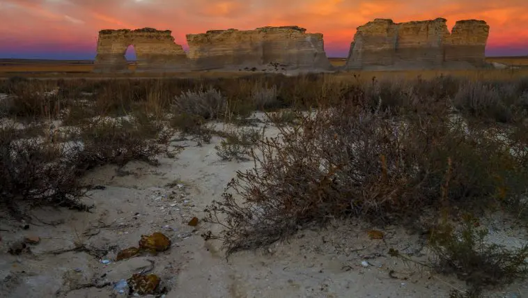 Kansas Monument rocks: Photo 35213019 © Tommy Brison | Dreamstime.com