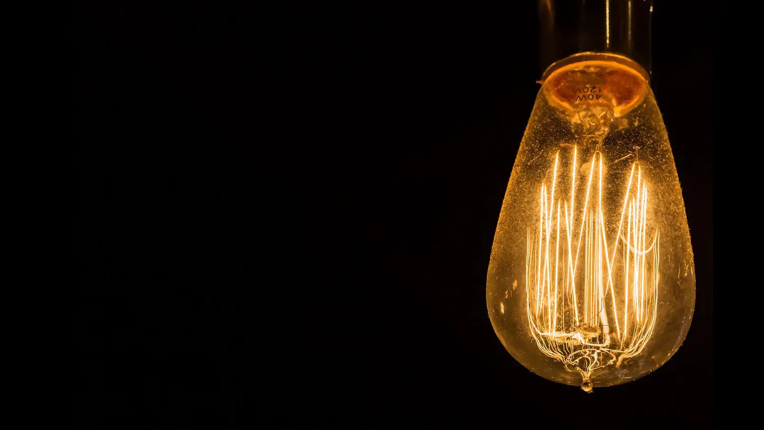 Edison Lightbulb: Photo 69232432 / Background © Ronald Lane | Dreamstime.com