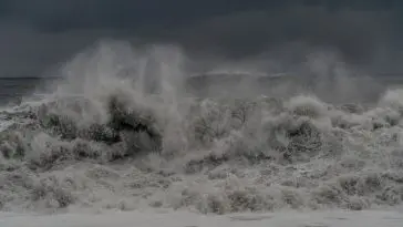 Storm breakers: Photo 233172528 © Vitalii Ionov | Dreamstime.com