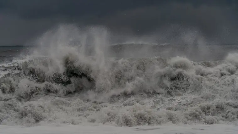 Storm breakers: Photo 233172528 © Vitalii Ionov | Dreamstime.com