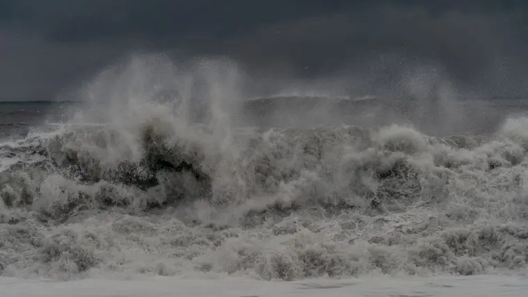 Storm breakers: Photo 233172528 © Vitalii Ionov | Dreamstime.com