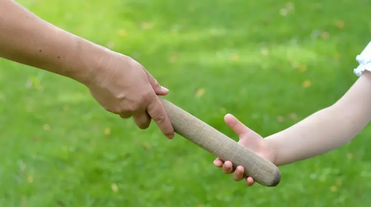 Mother and child holding a race baton: ID 89925751 © Tagtraumer | Dreamstime.com