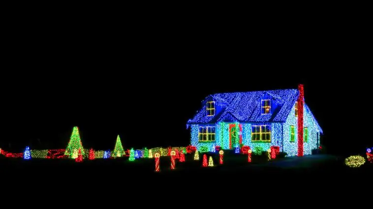 Christmas lights on a house and yard: ID 28296741 © Olivier Le Queinec | Dreamstime.com