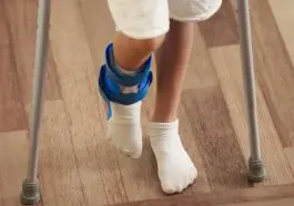 Child with broken ankle: ID 338711557 © Famveldman | Dreamstime.com