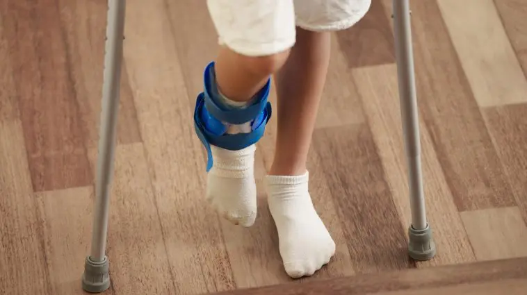 Child with broken ankle: ID 338711557 © Famveldman | Dreamstime.com