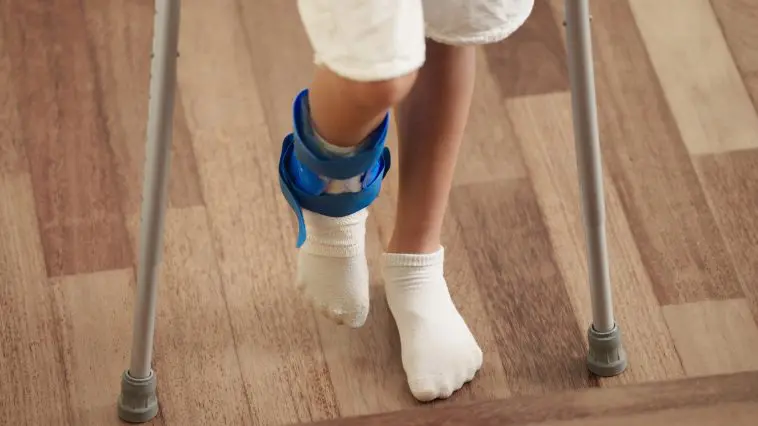 Child with broken ankle: ID 338711557 © Famveldman | Dreamstime.com