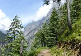 Hiking trail, Annapurna Circuit, Himalayan mountains: ID 72646169 © Radim Strobl | Dreamstime.com