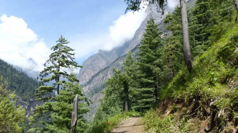 Hiking trail, Annapurna Circuit, Himalayan mountains: ID 72646169 © Radim Strobl | Dreamstime.com