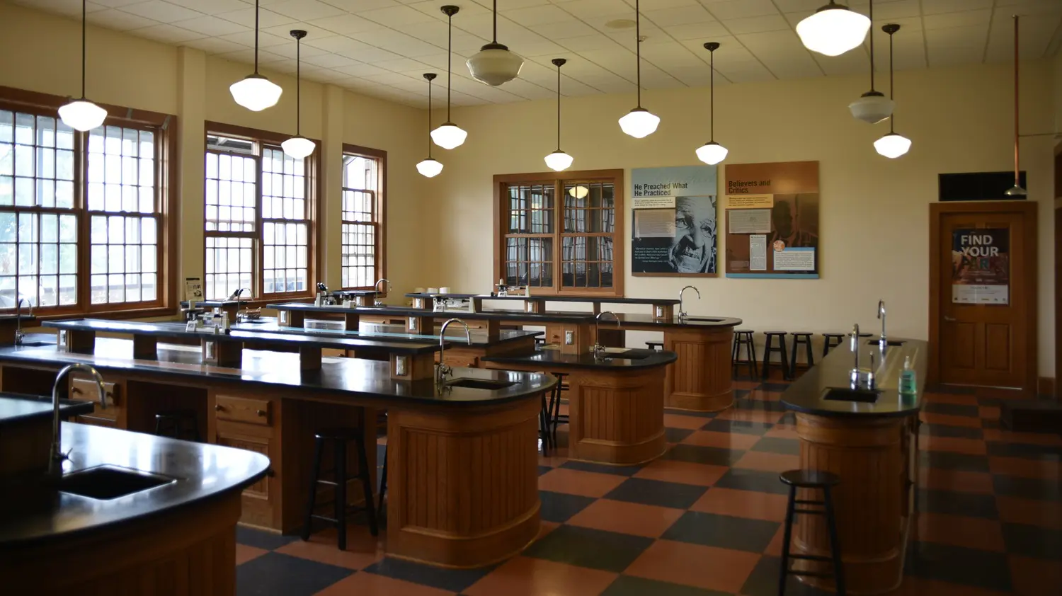 George Washington Carver Science Lab: ID 169353485 | George Washington Carver © Calvin L. Leake | Dreamstime.com