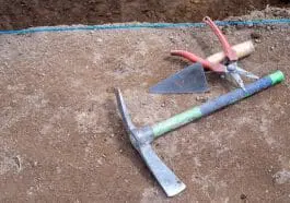 Fossil dig tools and layout: ID 386578566 © Víc V. | Dreamstime.com