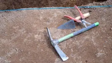 Fossil dig tools and layout: ID 386578566 © Víc V. | Dreamstime.com