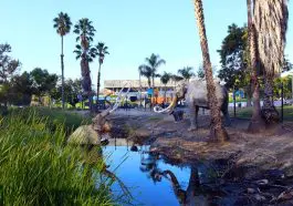 La Brea Tar Pits elephant in a pool statues: ID 302561428 © Walter Cicchetti | Dreamstime.com
