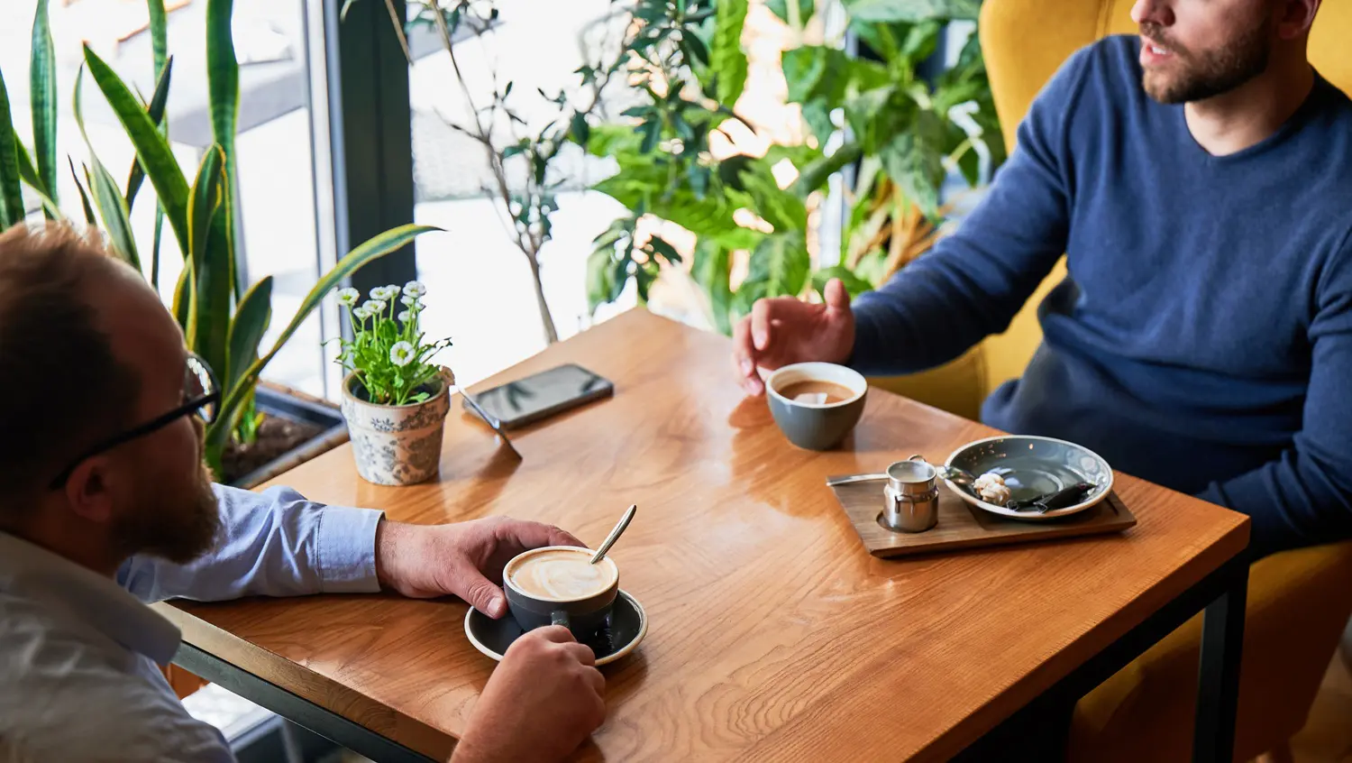 Men having a conversation at a cafe table: ID 460846786 © Anatoliygleb | Dreamstime.com