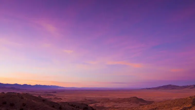 Barren desert sunrise: ID 22780464 © Neil Lockhart | Dreamstime.com