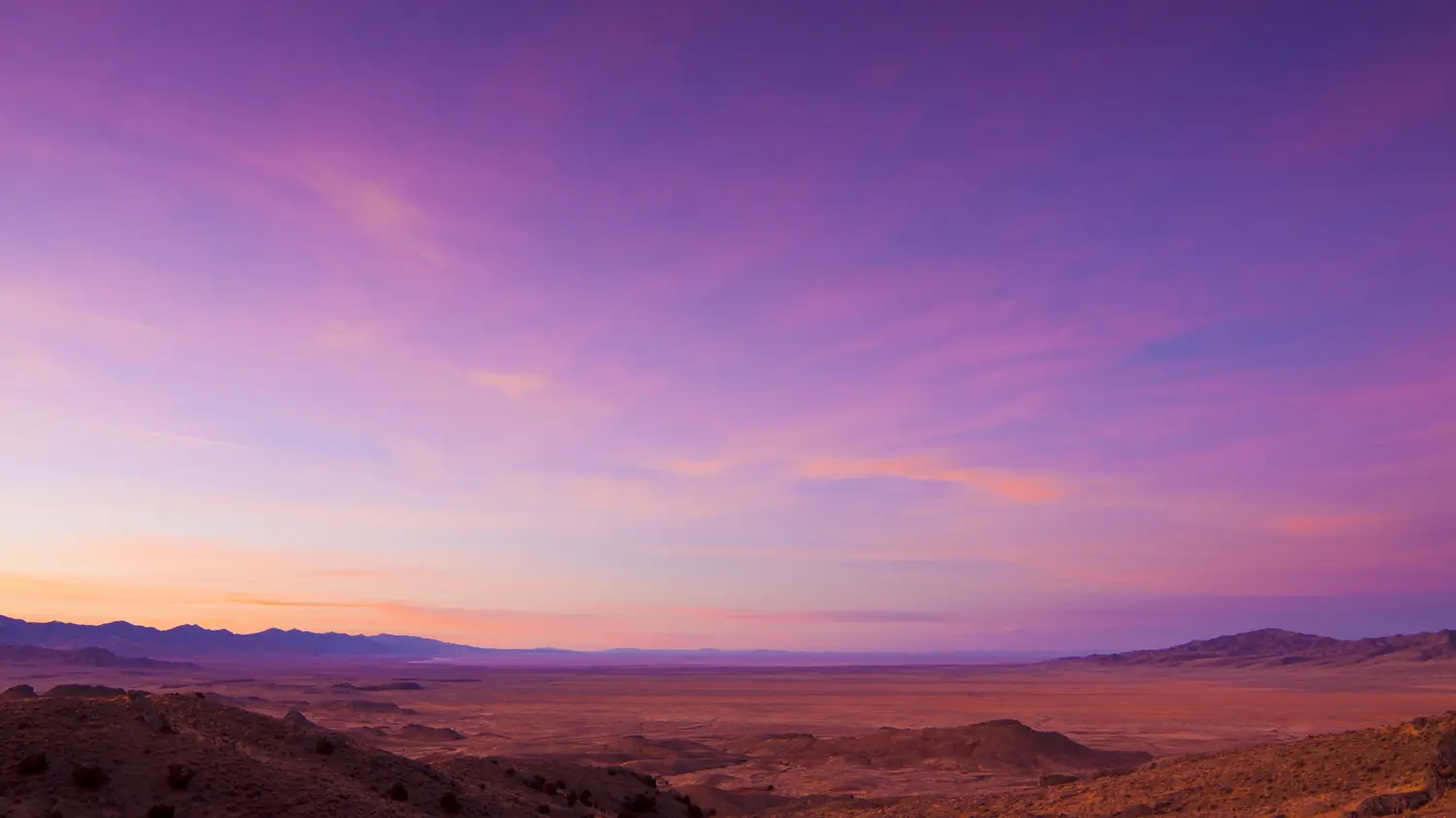 Barren desert sunrise: ID 22780464 © Neil Lockhart | Dreamstime.com