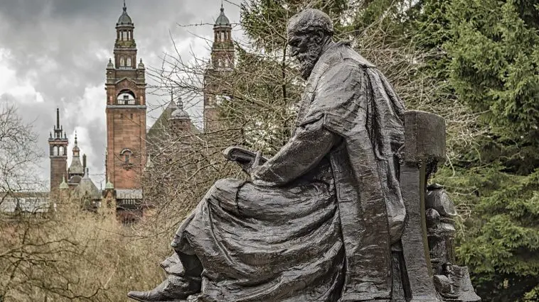 Lord Kelvin statue Kelvingrove park, Glasgow, Scotland: ID 82361641 | History © Antony Mcaulay | Dreamstime.com