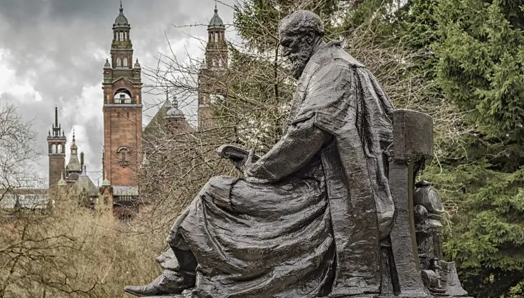 Lord Kelvin statue Kelvingrove park, Glasgow, Scotland: ID 82361641 | History © Antony Mcaulay | Dreamstime.com