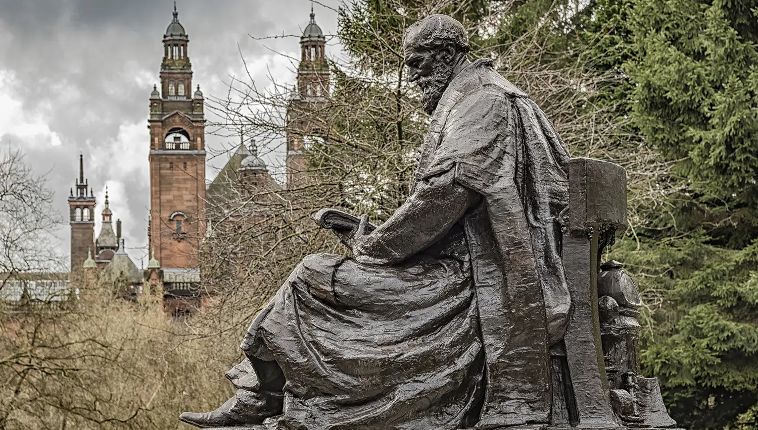 Lord Kelvin statue Kelvingrove park, Glasgow, Scotland: ID 82361641 | History © Antony Mcaulay | Dreamstime.com