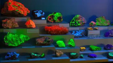 Fluorescent rocks displayed under UV light: ID 205303228 © David Morton | Dreamstime.com