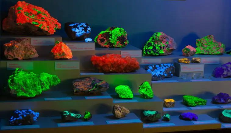 Fluorescent rocks displayed under UV light: ID 205303228 © David Morton | Dreamstime.com