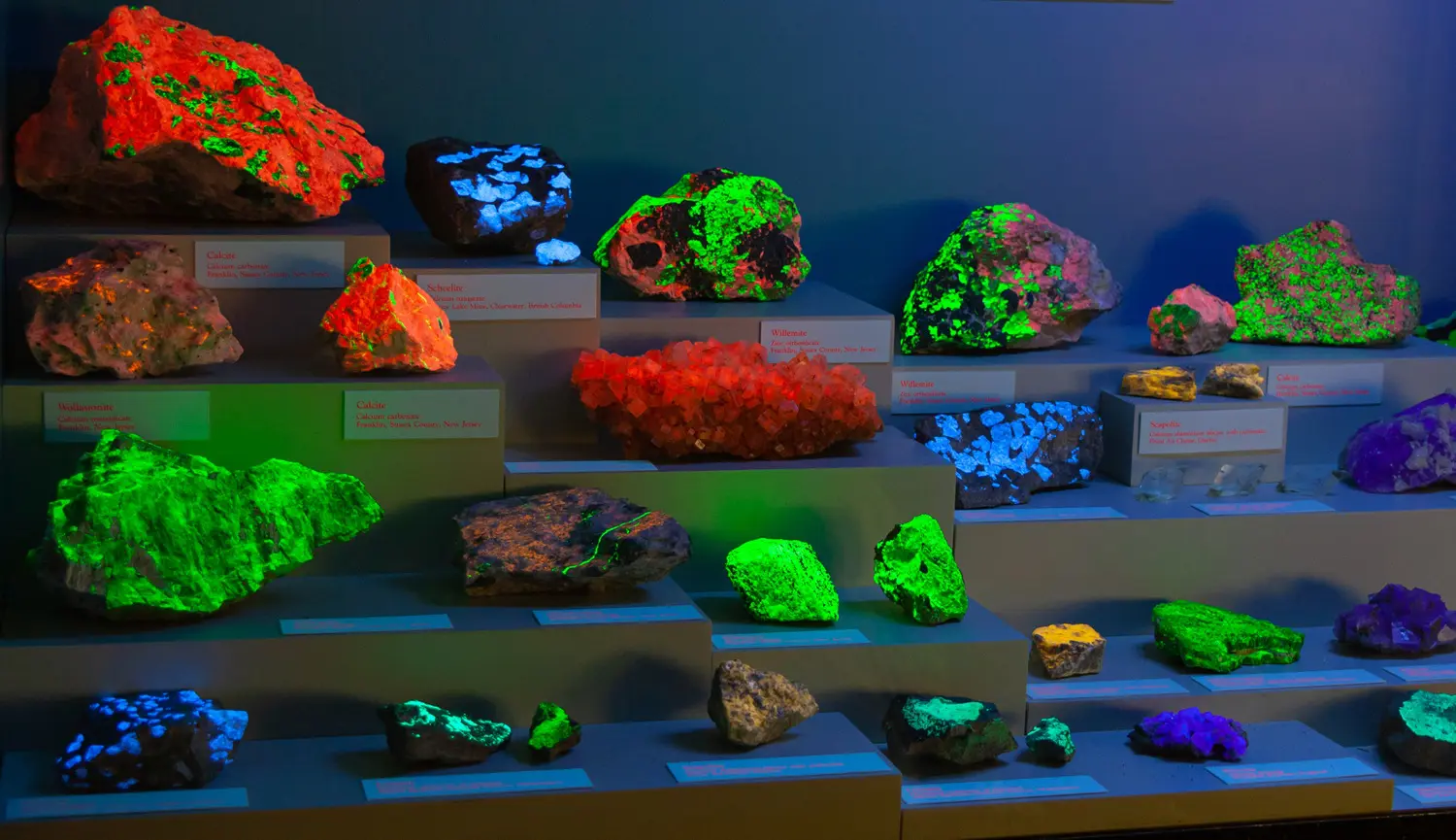 Fluorescent rocks displayed under UV light: ID 205303228 © David Morton | Dreamstime.com