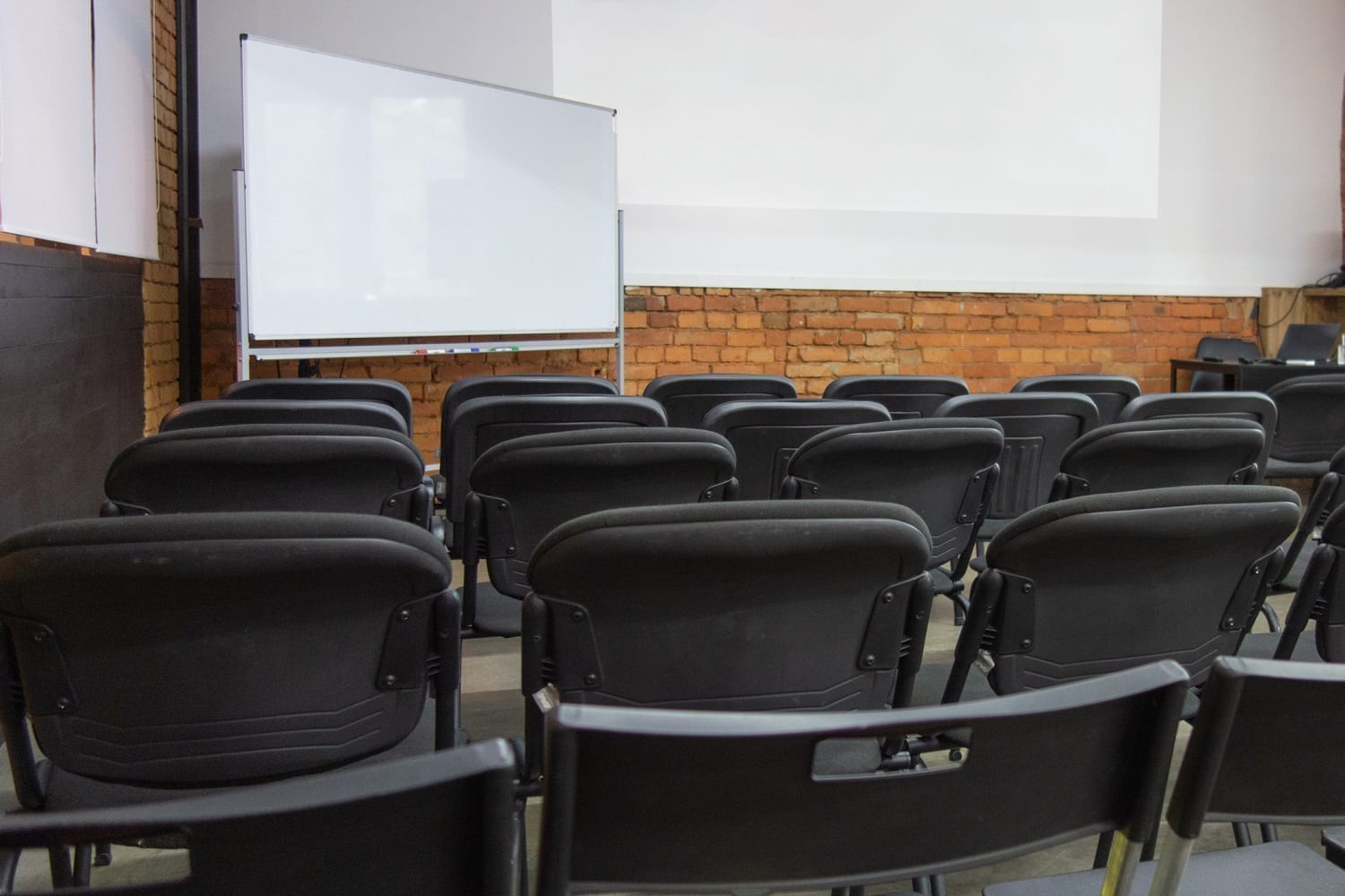Empty presentation classroom: ID 159274690 © Dmytro Grynchenko | Dreamstime.com