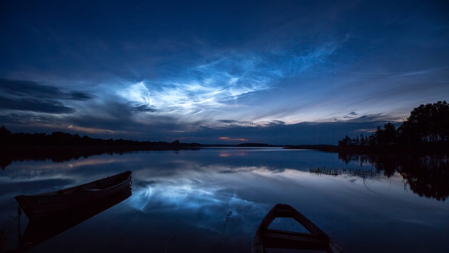 Noctilucent clouds over a lake: Photo 132502629 © Viktarm | Dreamstime.com
