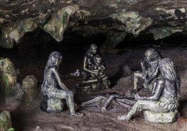 Sculptures of prehistory people in a cave Hunan province, China: Photo 223652929 / Caveman © Matyas Rehak | Dreamstime.com