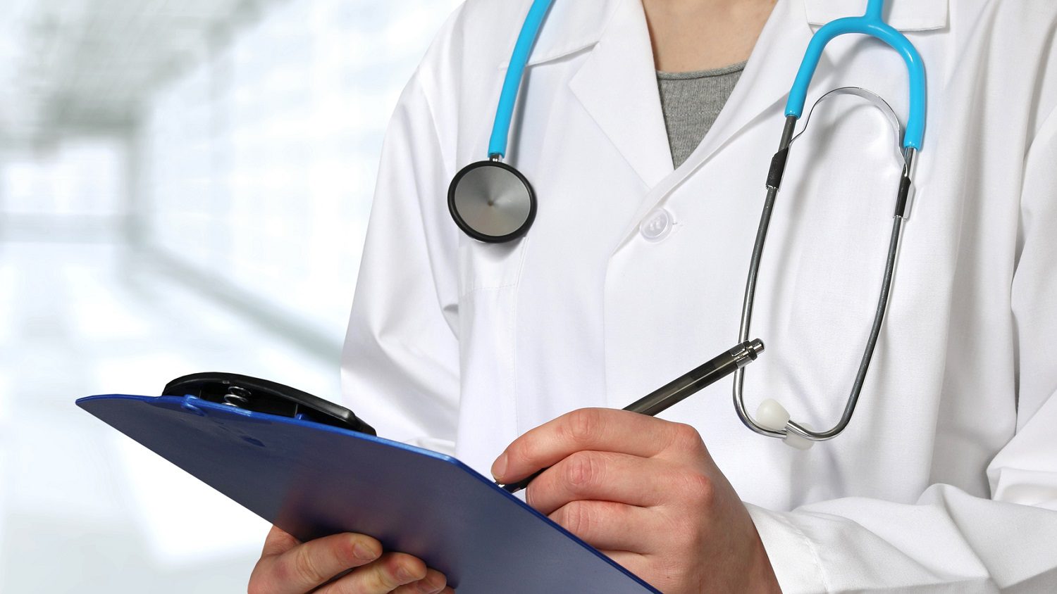 Doctor with clipboard featured image: Photo 93837876 © Kurhan | Dreamstime.com