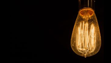 Edison Lightbulb: Photo 69232432 / Background © Ronald Lane | Dreamstime.com