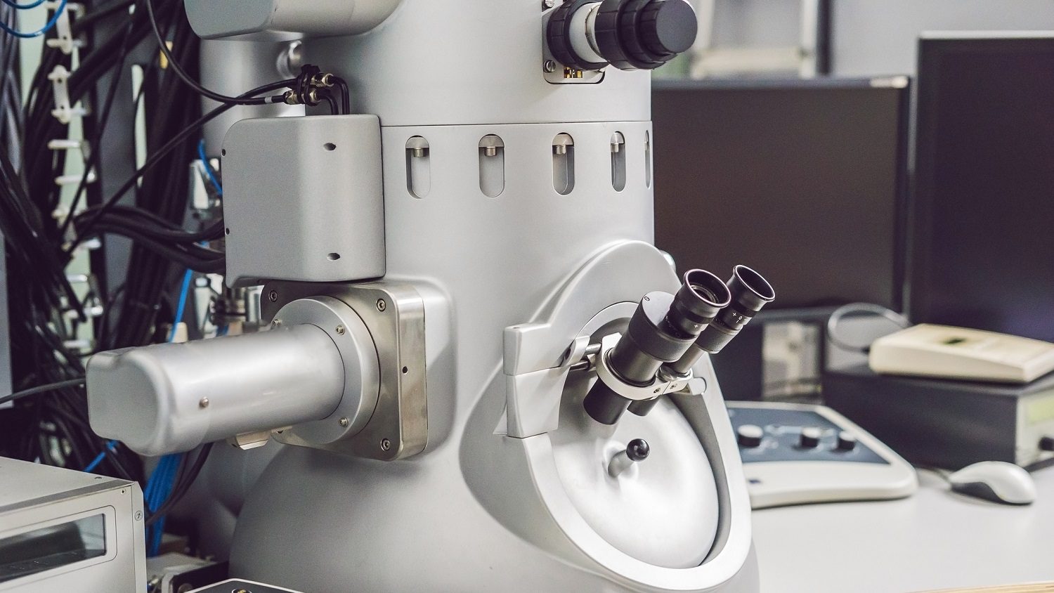 Electron Microscope: Photo 104479730 © Elizaveta Galitskaya | Dreamstime.com