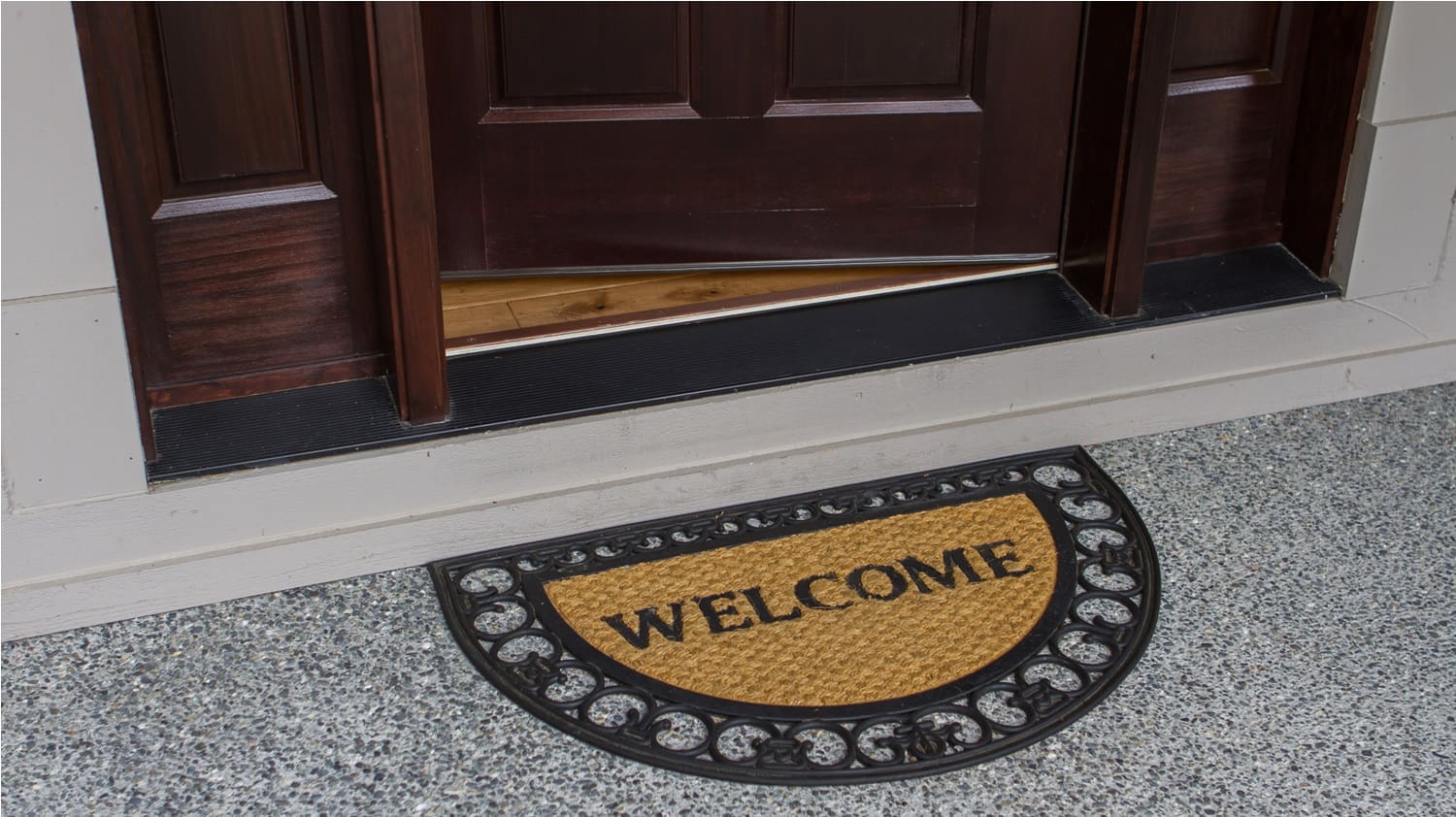 Welcome mat and open door: Photo 45029995 © Alitsiya | Dreamstime.com